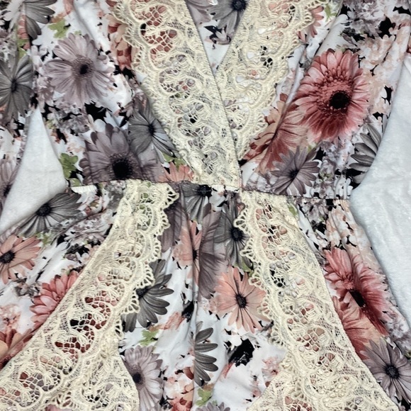 Gorgeous ILLA ILLA Lace Trim V-Neck Floral Romper Size Small - Picture 4 of 16
